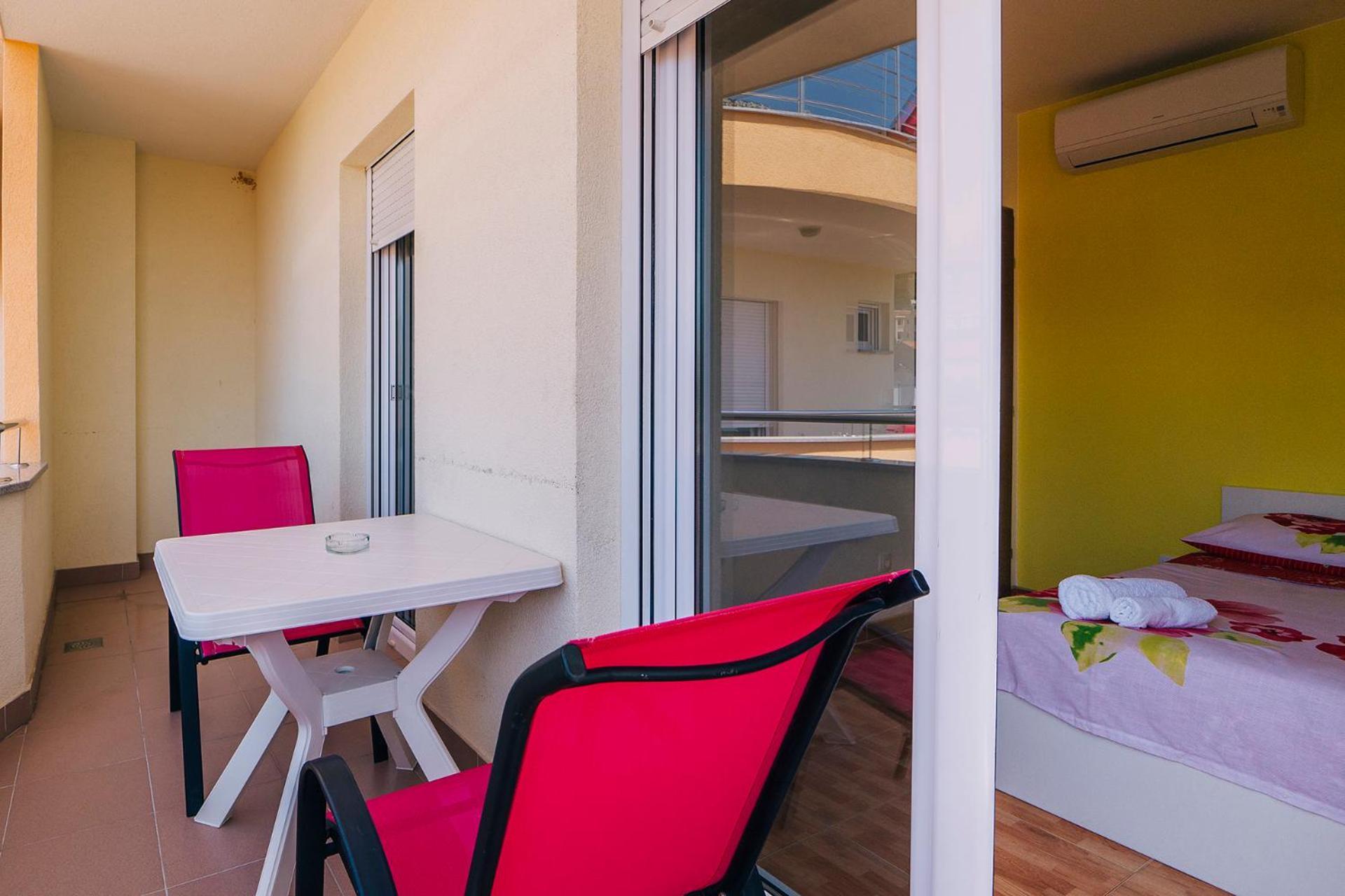 Luxur Centar With Sea View Terrace Lägenhet Baška Voda Exteriör bild