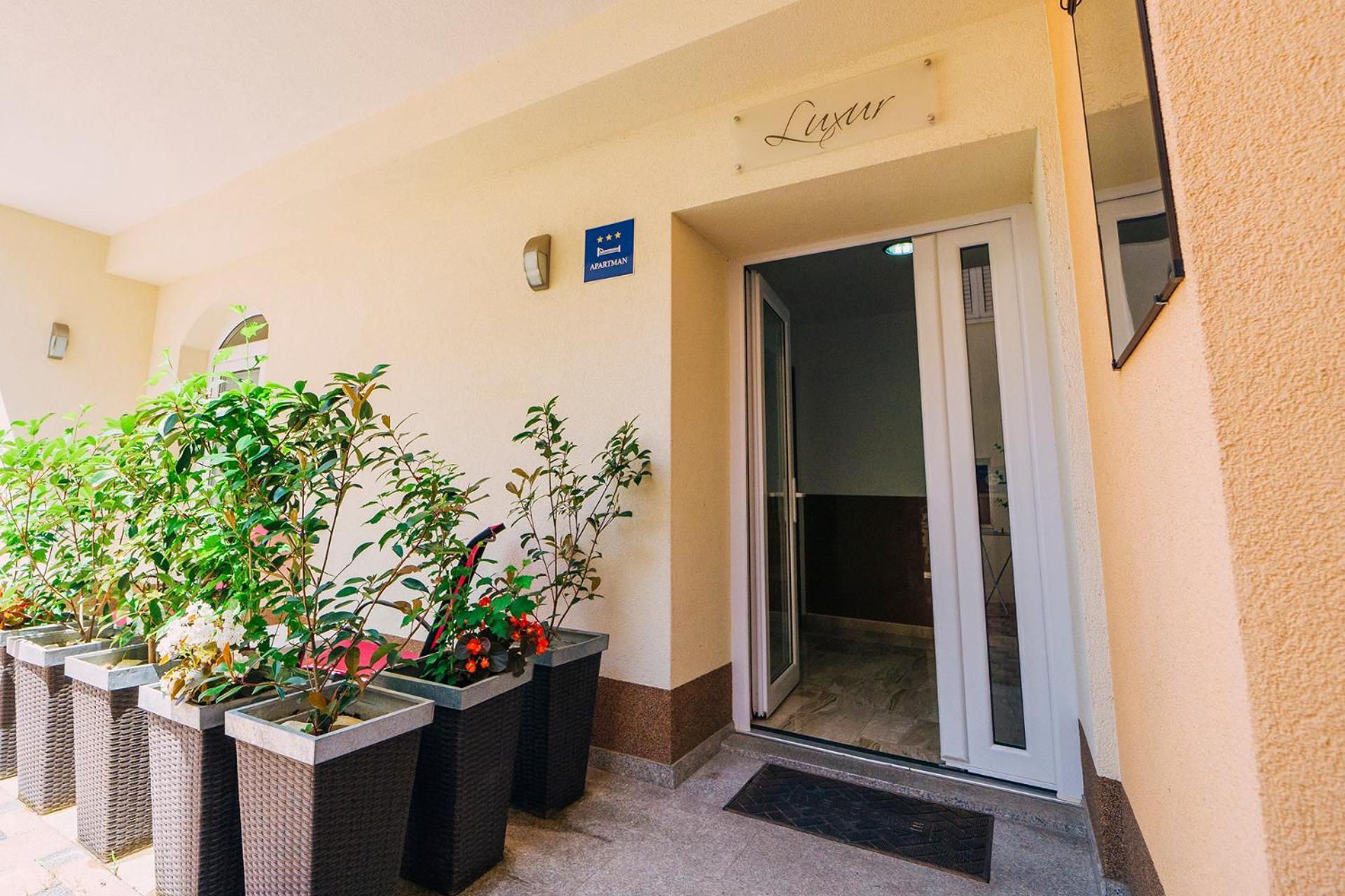 Luxur Centar With Sea View Terrace Lägenhet Baška Voda Exteriör bild